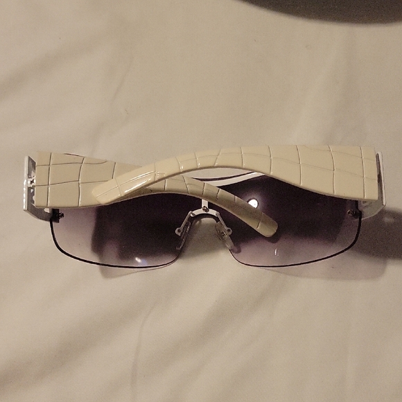 Jessica Simpson Stylish White and Black Sunglasses with Case - Picture 6 of 11